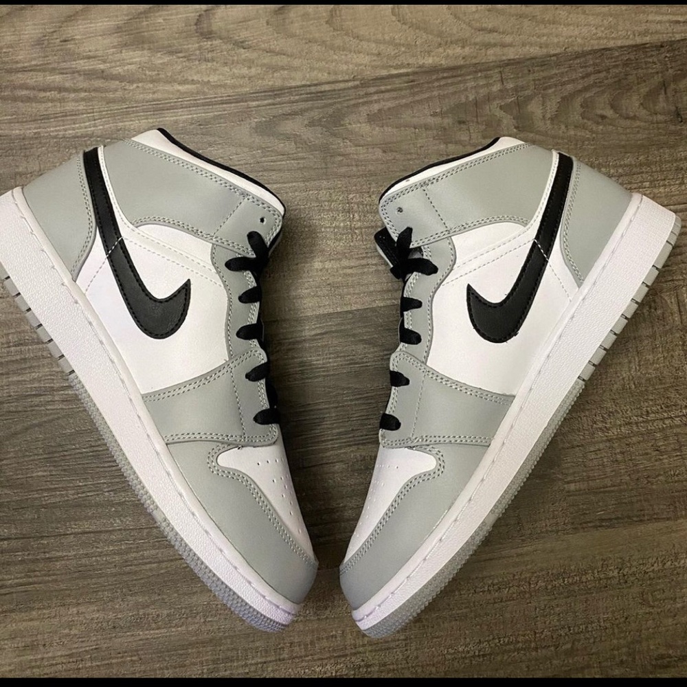 Jordan 1 mid smoke grey ds size 7 - Picture 5 of 14